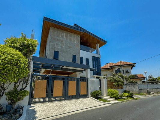 Modern house for sale in Merville Park, Parañaque City
