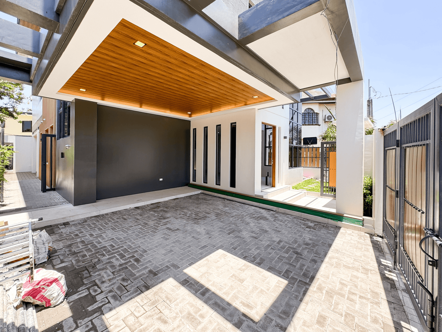 Modern house for sale in Merville Park, Parañaque City