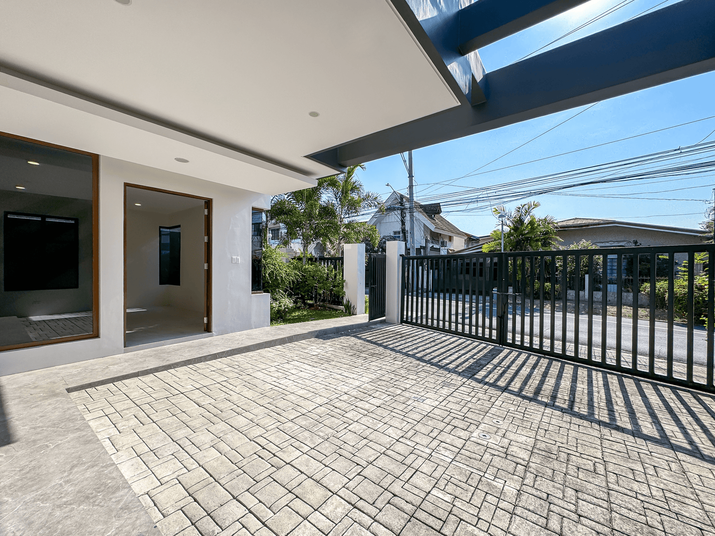 Modern House in Merville Park, Parañaque