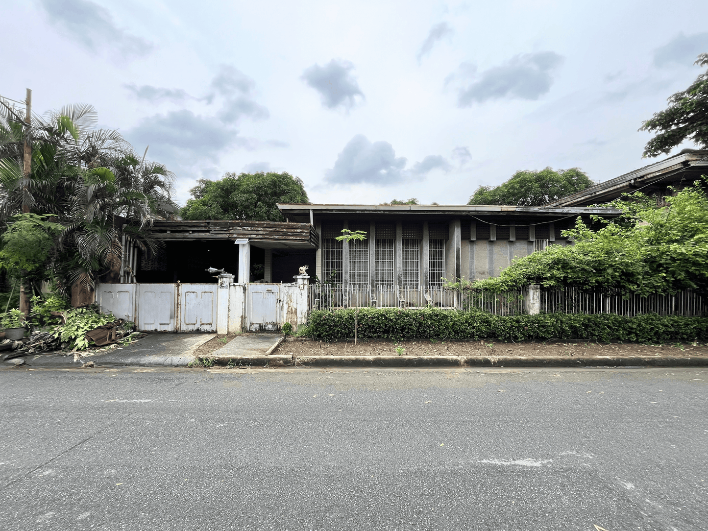 Old House in Merville Park, Parañaque