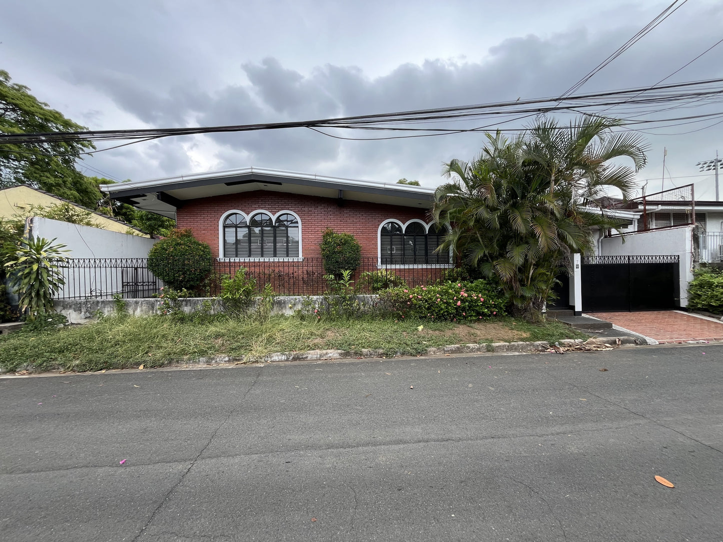 Bungalow for sale in Merville Park, Parañaque