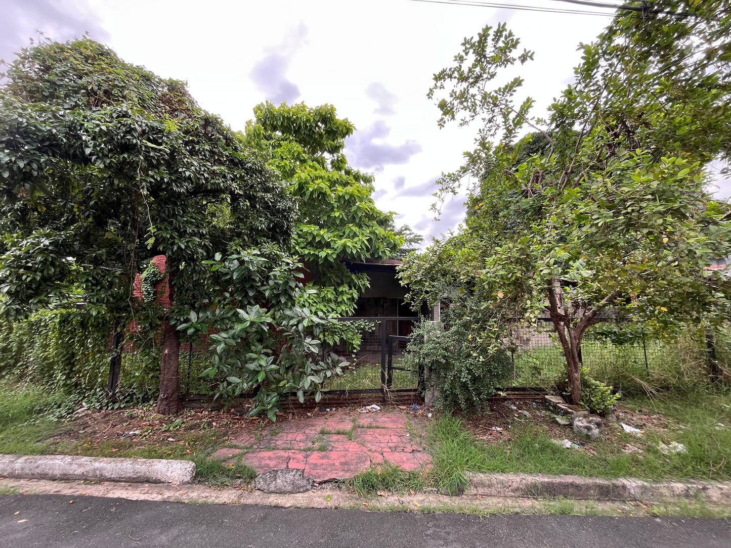 Old house in Merville Park, Parañaque